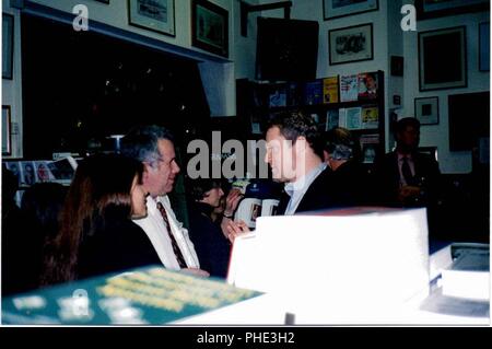 Rory Bremner im Gespräch mit Martin Bell an der politisch Bookshop, Artillerie Row, London SW1 im November 1998 während einer fördernden abends eingenommen. Stockfoto