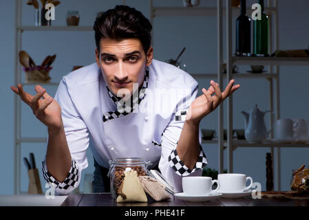 Kaffee Barista spät im Shop Getränke Vorbereitung arbeiten Stockfoto