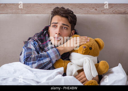 Kranken mann Leiden von der Grippe im Bett Stockfoto
