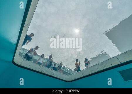 "Das Schwimmbad "Unterwasser. Optische Illusion, die Arbeit von Leandro Erlich im 21. Jahrhundert Museum der Zeitgenössischen Kunst Kanazawa, Japan Stockfoto