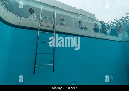 "Das Schwimmbad "Unterwasser. Optische Illusion, die Arbeit von Leandro Erlich im 21. Jahrhundert Museum der Zeitgenössischen Kunst Kanazawa, Japan Stockfoto