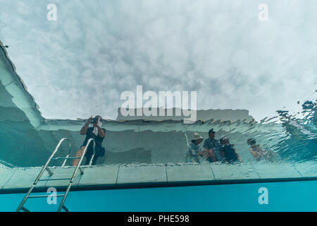 "Das Schwimmbad "Unterwasser. Optische Illusion, die Arbeit von Leandro Erlich im 21. Jahrhundert Museum der Zeitgenössischen Kunst Kanazawa, Japan Stockfoto