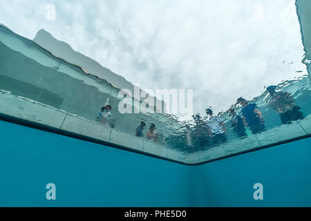 "Das Schwimmbad "Unterwasser. Optische Illusion, die Arbeit von Leandro Erlich im 21. Jahrhundert Museum der Zeitgenössischen Kunst Kanazawa, Japan Stockfoto