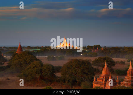 Beleuchteten Tempel von Bagan in der Dämmerung Stockfoto