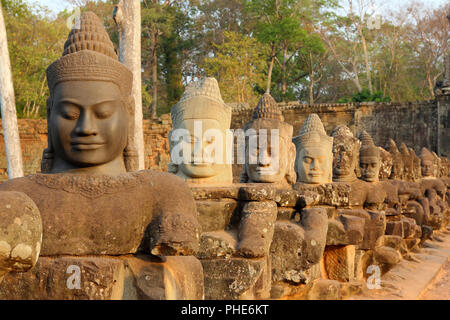 Statuen von Devas auf Brücke nach Angkor Thom Stockfoto