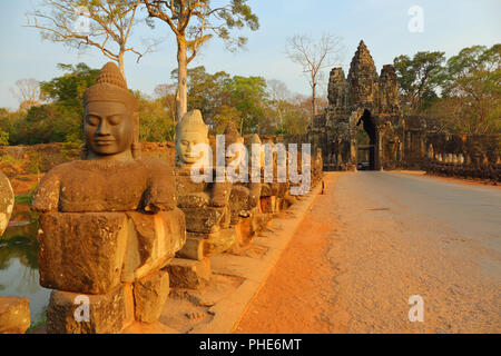 Statuen von Devas auf Brücke nach Angkor Thom Stockfoto