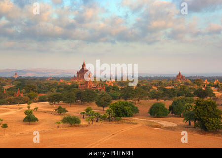 Tempel in Bagan bei Sonnenaufgang, Myanmar Stockfoto