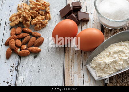 Backzutaten auf hölzernen Hintergrund Stockfoto