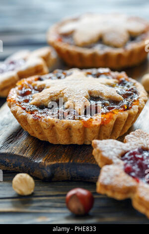 Törtchen mit getrockneten Früchten, Orange Marmelade und Muttern. Stockfoto