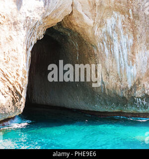 Großen Meereshöhle an der Mittelmeerküste Stockfoto