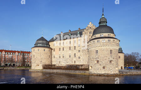 Orebro, Schweden - 4 April 2017 : Äußeres der Örebro Schloss, umgeben von Fluss Svartan. Stockfoto