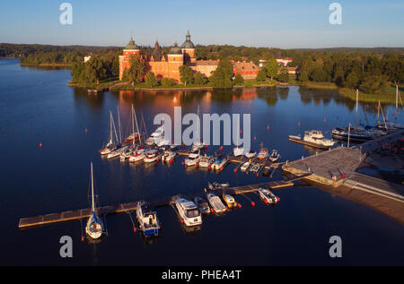 Mariefred, Schweden - 18. August 2018: Luftbild während der Morgen leuchtet auf den Jachthafen und das 16. Jahrhundert Schloss Gripsholm entfernt am See Malare Stockfoto