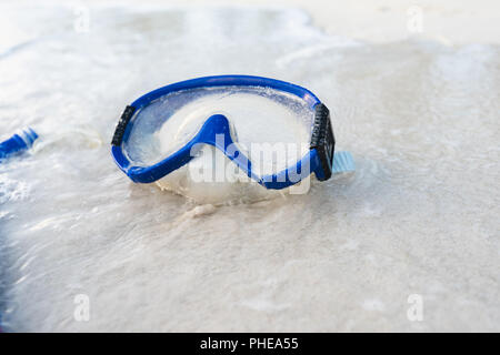 Maske am weißen Sandstrand Stockfoto