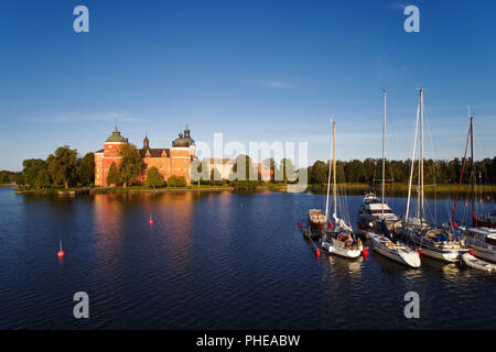 Mariefred, Schweden - 18. August 2018: Morgen Licht am 16. Jahrhundert Schloss Gripsholm und Teil der Marina mit Sportbooten sichtbar. Stockfoto