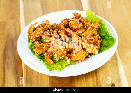 Teig Garnelen mit Salat Stockfoto