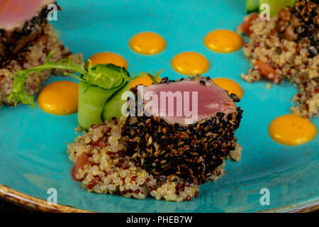 Gebratener Thunfisch Filet mit cinoa Stockfoto