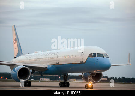 Ein 89Th Airlift Wing C-32 Flugzeuge kommt an Joint Base Andrews, Md., Aug 30, 2018, tragen die Überreste von Senator John McCain. Der ehemalige Senator bleibt, sind auf dem Weg in den Staat in den USA Capitol Rotunde zu liegen. Die 89Th Airlift Wing bietet weltweite Special Air Mission Luftbrücke, Logistik, Antenne Anschluss und Kommunikation für den Präsidenten, die Vizepräsidenten, die Mitglieder des Kabinetts, Kämpfer Kommandanten und andere hochrangige Militärs und der gewählten Führer durch das Weiße Haus beauftragt, Luftwaffe Stabschef und Air Mobility Command. (U.S. Air Force Foto: Staff Sgt. Kenny Holston) Stockfoto