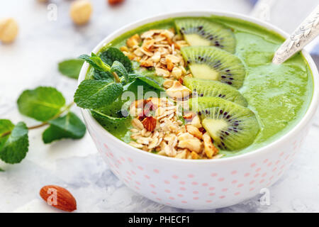 Grüne smoothie Schüssel für ein gesundes Frühstück. Stockfoto
