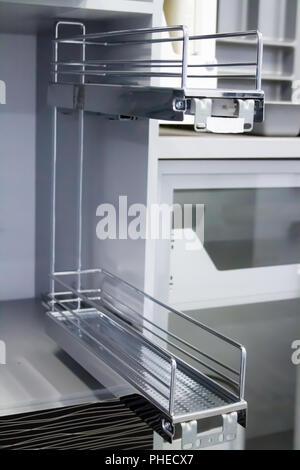 Veranstalter für Utensilien. Regal für Platten. Bar Regal für Weingläser in die Küche. Möbel Zubehör. In Anlagen gebaut. Stockfoto