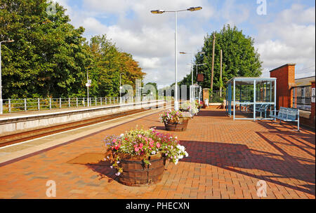 Ein Blick auf den Wartebereich auf der unbemannten Bahnhof in North Walsham, Norfolk, England, Vereinigtes Königreich, Europa. Stockfoto