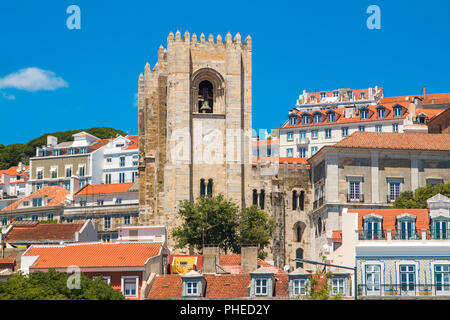 Lissabon City Skyline, Turm, Glocken von patriarchalischen Kathedrale St. Maria Maggiore (Santa Maria Maior de Lisboa) Stockfoto