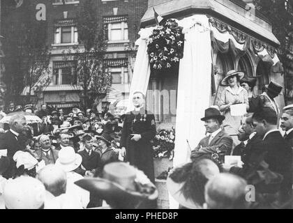 7/15/1918 - Zeremonien - Tag der Bastille, 1918 - Kaplan der blauen Teufel spricht Bastille Day Feier in N.Y. Canon Gilles B. Cabanel, Kaplan des berühmten französischen blaue Teufel, an der Bastille Day Feier Übungen an der Statue von Jeanne d'Arc, New York City Stockfoto