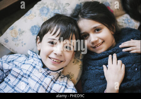 Portrait der Brüder im Schlafanzug zu Hause Stockfoto