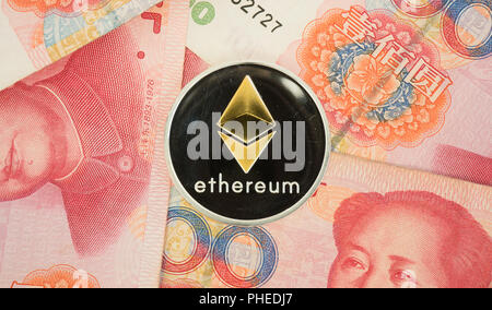 Echten Astraleums Münze auf Chinesische Yuan Rechnungen - crypto Währung in China Konzept Stockfoto