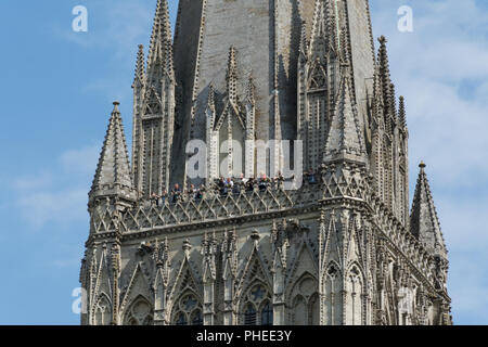 Touristen, die von der höchsten Spitze Großbritanniens an der Kathedrale von Salisbury, Wiltshire, UK Stockfoto