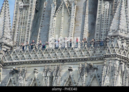 Touristen, die von der höchsten Spitze Großbritanniens an der Kathedrale von Salisbury, Wiltshire, UK Stockfoto