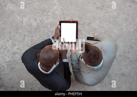 Menschen gemischten Rennen mit computer Ansicht von oben an der Straße im städtischen Hintergrund, Platz für Text und Grafiken Stockfoto