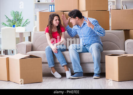 Junge paar Einzug in neues Haus mit Boxen Stockfoto