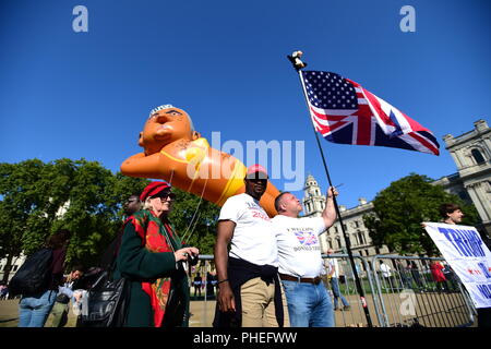 Ein aufgeblasener Blimp der Londoner Bürgermeister Sadiq Khan dargestellt in einem Bikini bereitet über Parliament Square, Westminster, London, als Teil einer Kampagne, die Herr Khan aus seinem Amt zu entfernen. Stockfoto