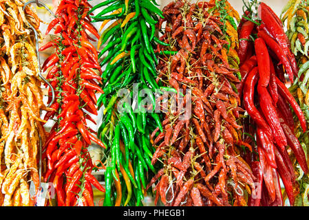 Rot und Grün hot Chilly Peppers Stockfoto