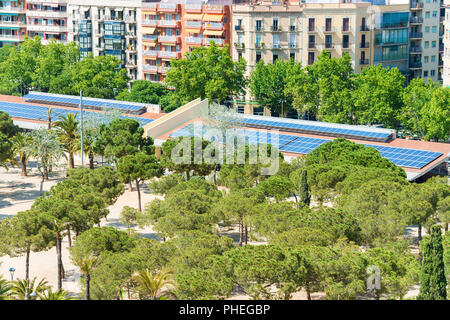 Sonnenkollektoren auf dem Hausdach Stockfoto