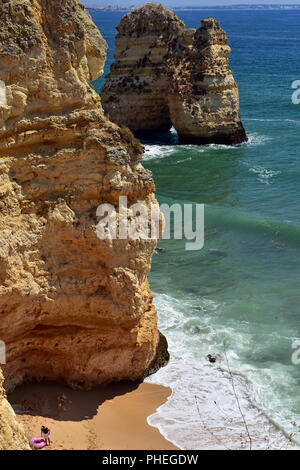 Klippen und Felsen an der Küste von Ponta da Piedade in Portugal Stockfoto