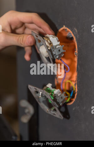 Installation von elektrischen Schaltungen auf einer Wand - close-up Stockfoto