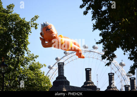 Ein aufgeblasener Blimp der Londoner Bürgermeister Sadiq Khan dargestellt in einem Bikini über Parliament Square, Westminster, London, als Teil einer Kampagne, die Herr Khan von seinem Posten zu entfernen fliegt. Stockfoto