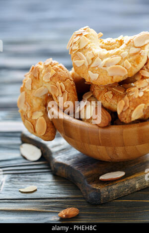 Mandel crescent Cookies in eine hölzerne Schüssel. Stockfoto