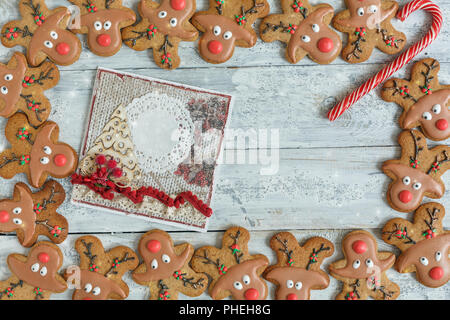 Lustiges Rentier mit roten Nasen und Weihnachten Grußkarte. Stockfoto