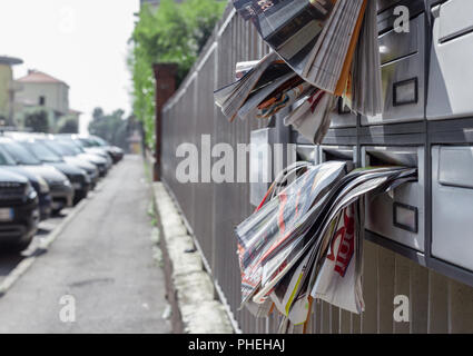 Viele Flugblätter in der Mailbox Stockfoto