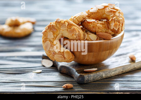 Mandel crescent Cookies in eine hölzerne Schüssel. Stockfoto