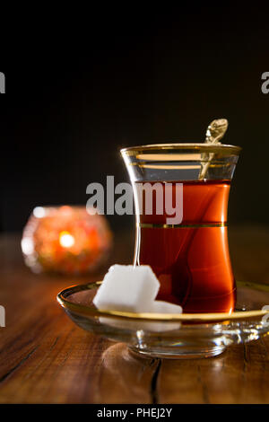 Türkischer Tee im traditionellen Glas Stockfoto