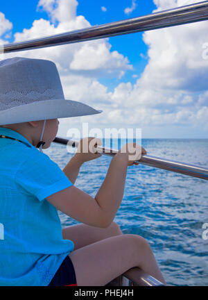 Ein Junge in einen Hut auf einer Yacht Stockfoto