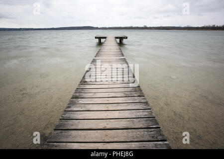 Einsame hölzernen Pier an den Ammersee in Deutschland Stockfoto