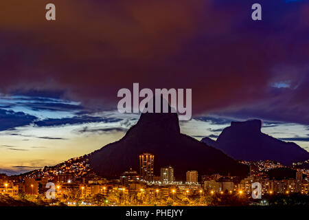HDR Skyline von Rio de Janeiro Stadt in der Dämmerung Stockfoto