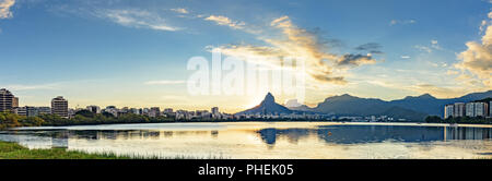 Panorama-Skyline bei Rodrigo de Freitas Lagune bei Sonnenuntergang Stockfoto