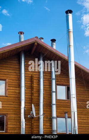 Holzhaus mit modernem Kamin Stockfoto