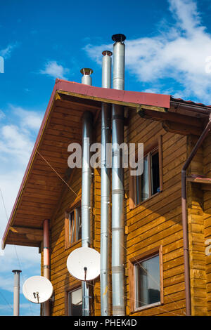 Landhaus mit modernem Kamin Stockfoto