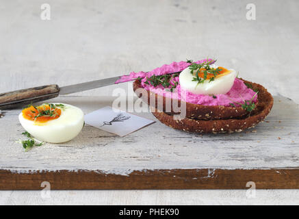 Rote Bete mit Ei und Kresse zu Vollkorn Stockfoto